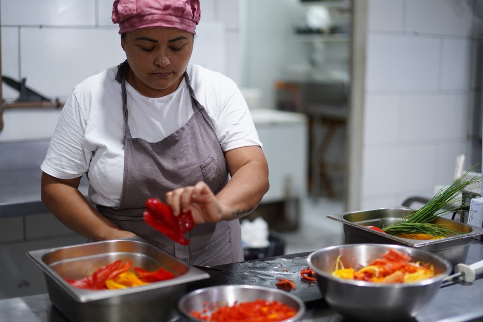 Preparo dos pimentões na cozinha, antes do serviço