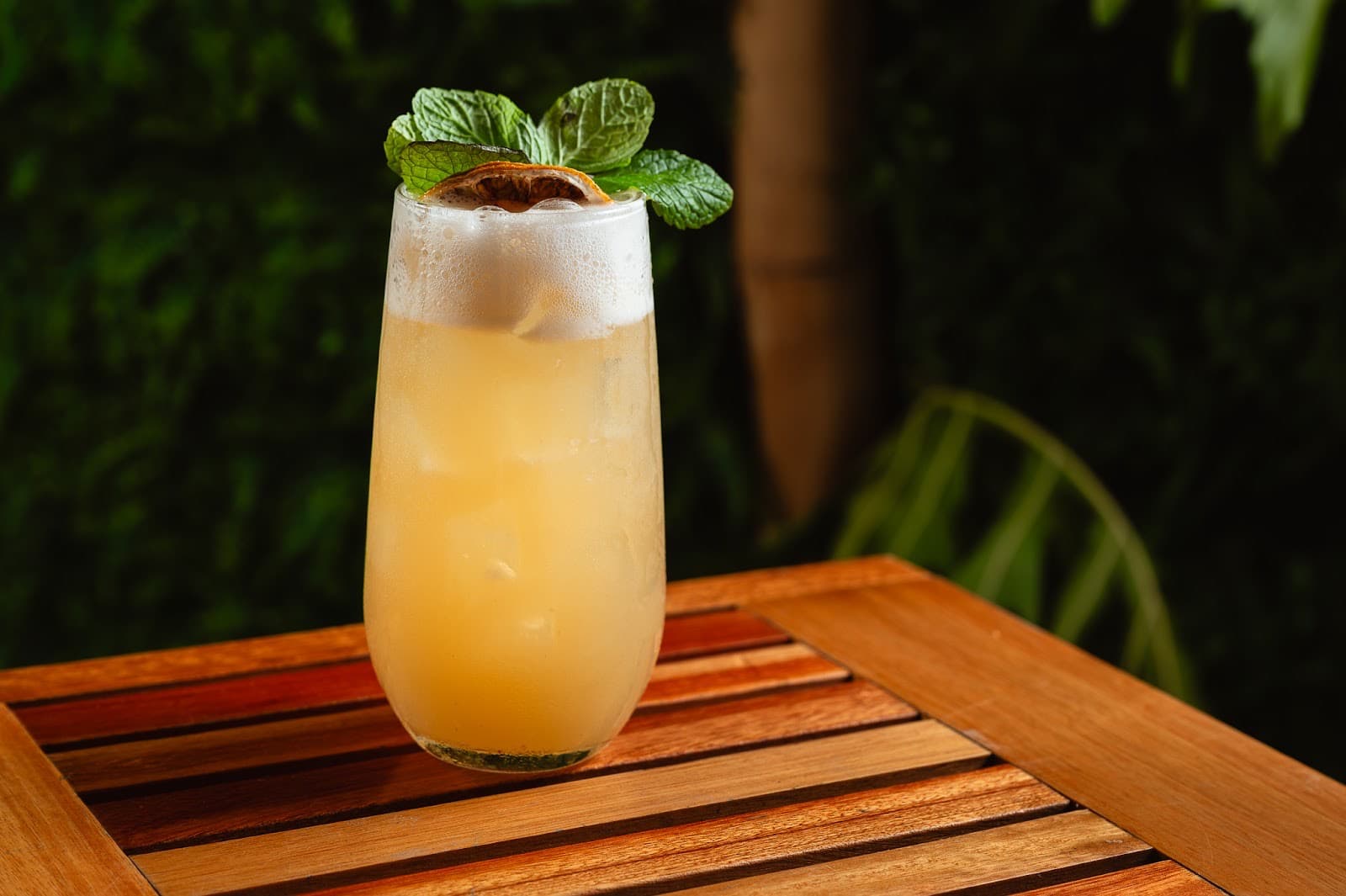 Ginger Blond — drink de gengibre com hortelã, servido alto