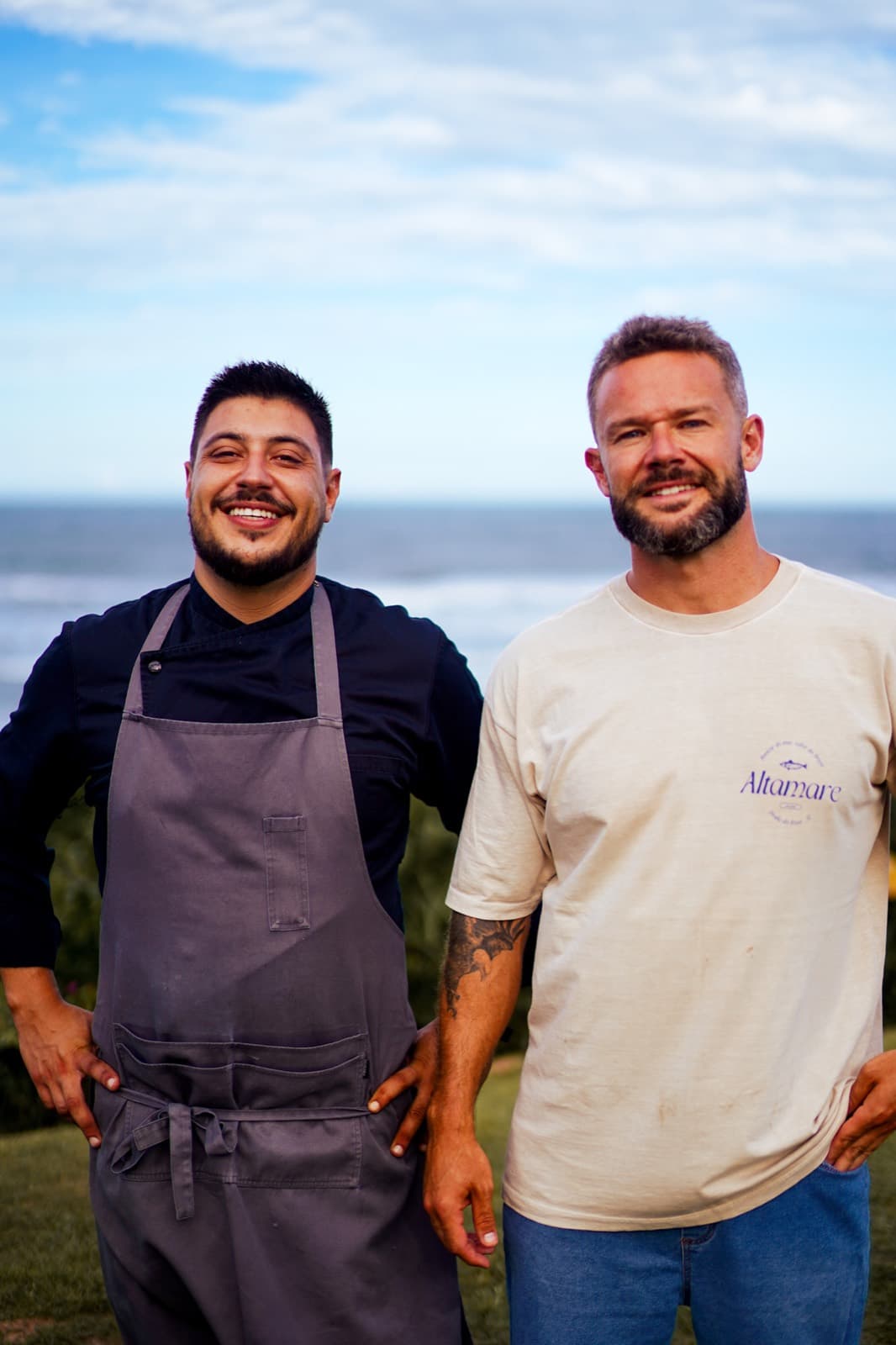 Dois integrantes da equipe do Altamare posando com o mar ao fundo, antes do serviço