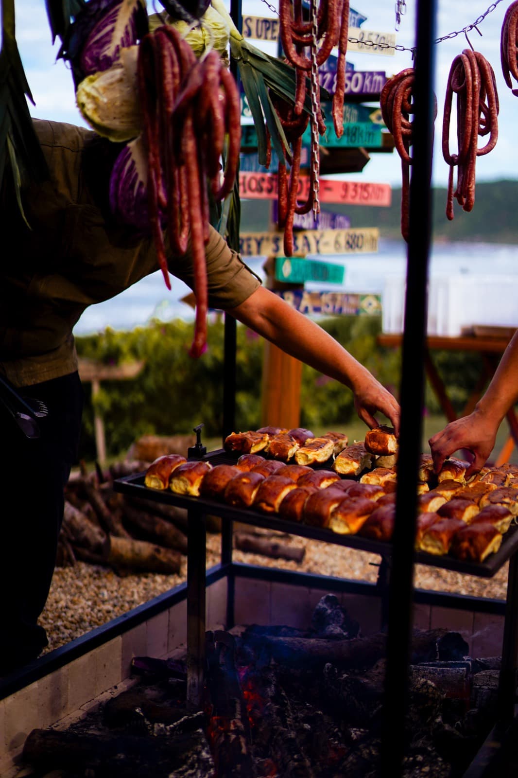 Finger food assando na grelha, sob os pendurados coloridos da ilha de parrilla