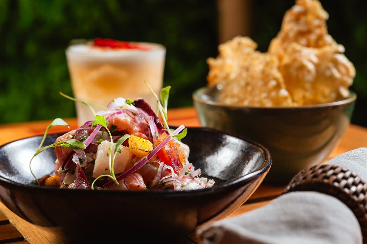 Ceviche clássico com manga braseada