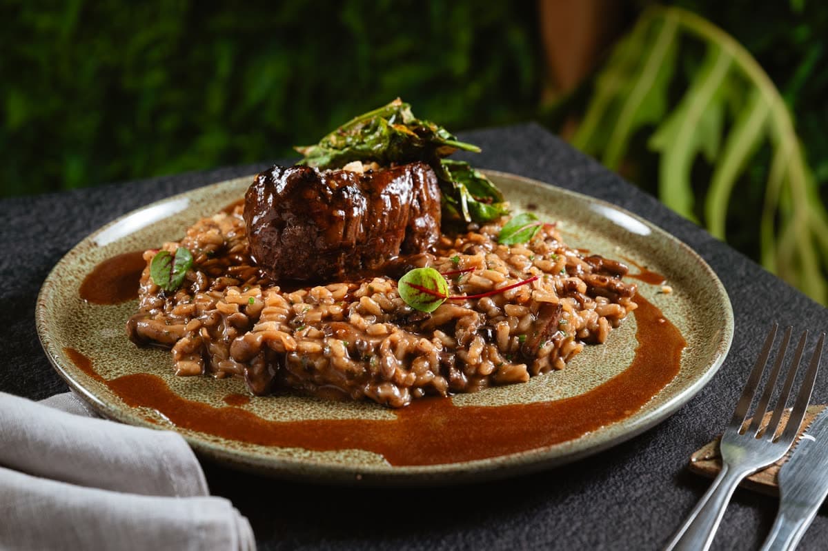 Filé mignon com risoto de cogumelos