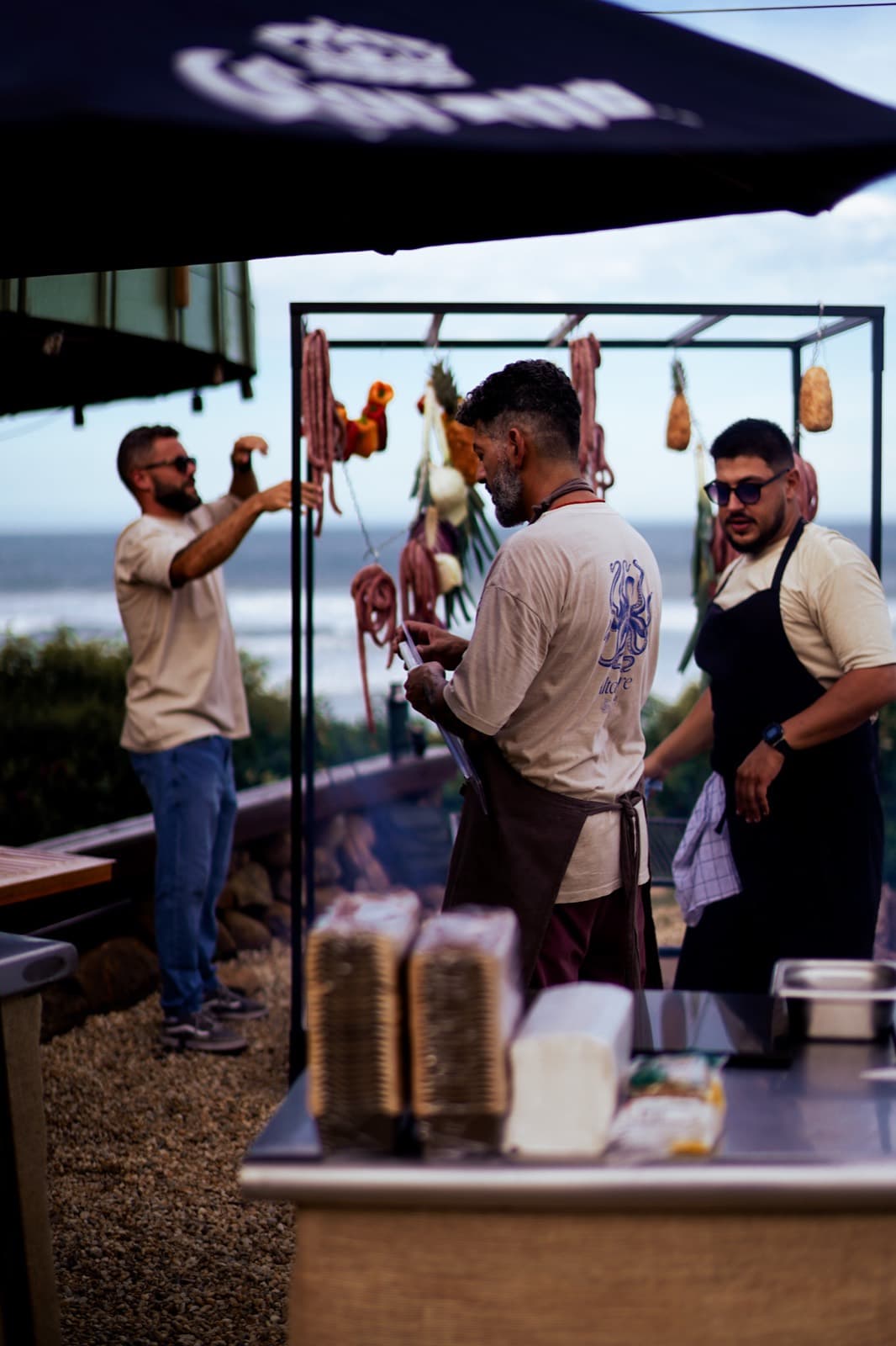 Cozinheiros trabalhando a ilha de parrilla durante o evento