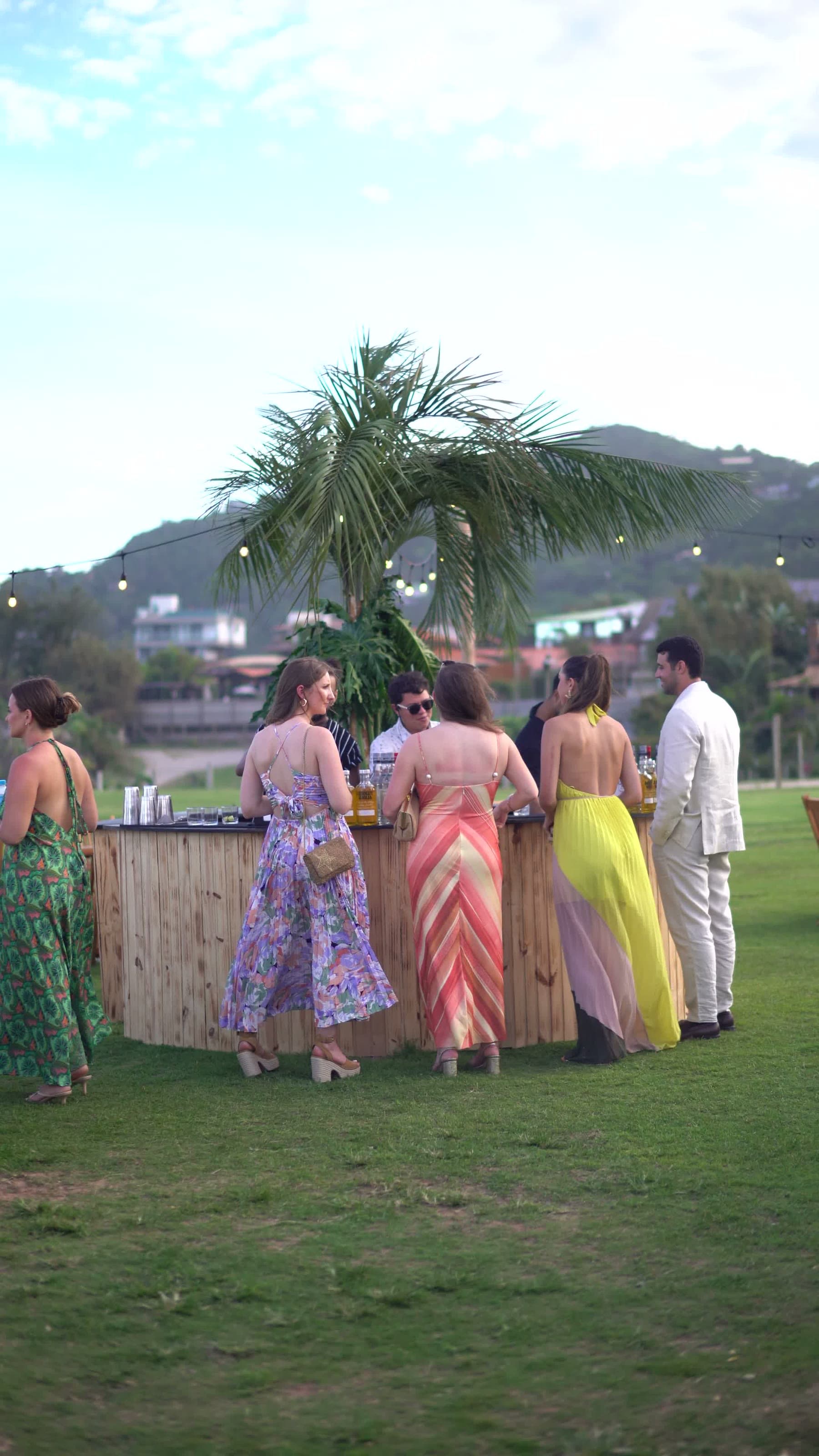 Convidados no bar de bambu do Garden, no fim de tarde