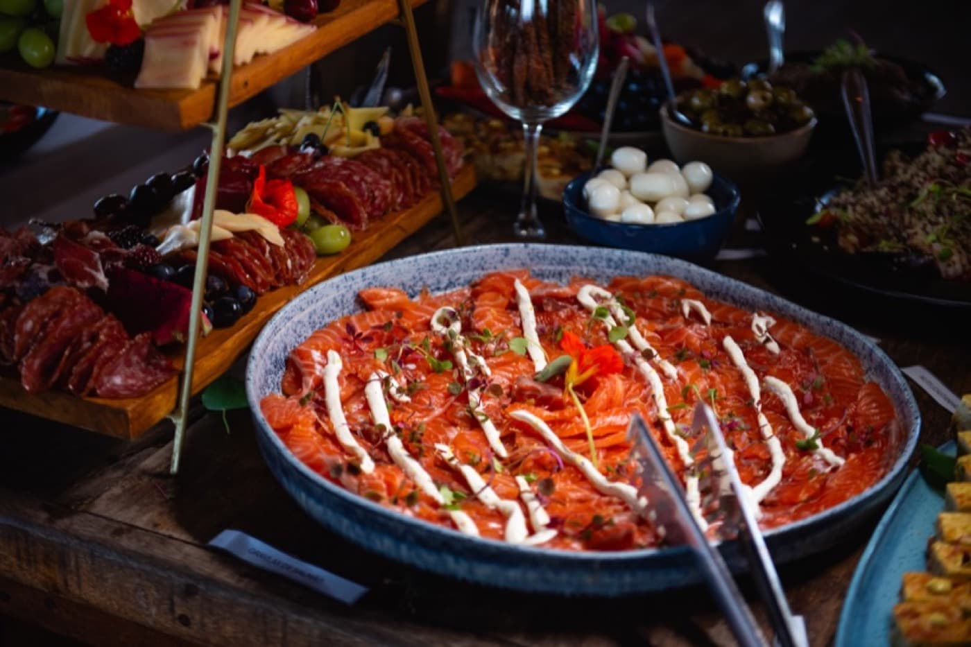 Carpaccio de salmão com charcutaria e conservas